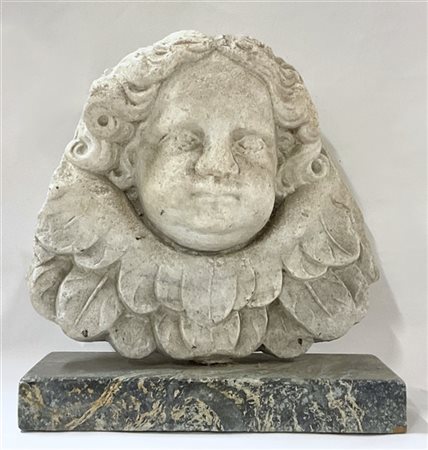 Antica testa d'angelo in marmo scolpito su base in marmo verde Alpi (h. cm 33)