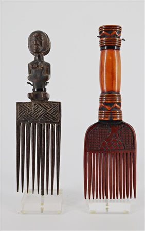 Arte africana. Lotto composto da due pettini in materiali diversi, su basi in p