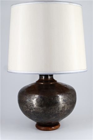 Lampada da tavolo con base ovoidale in metallo su piede in legno (h. cm 37) con