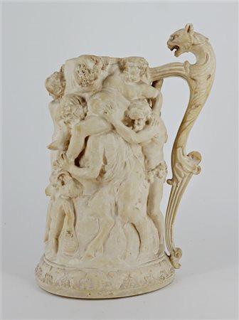 Grande boccale in stucco decorato a scena bacchica, ansa ferina (h. cm 35) (dif