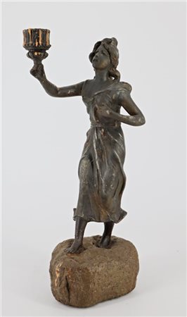 Candeliere a forma di fanciulla in metallo brunito (h. cm 32) (difetti)