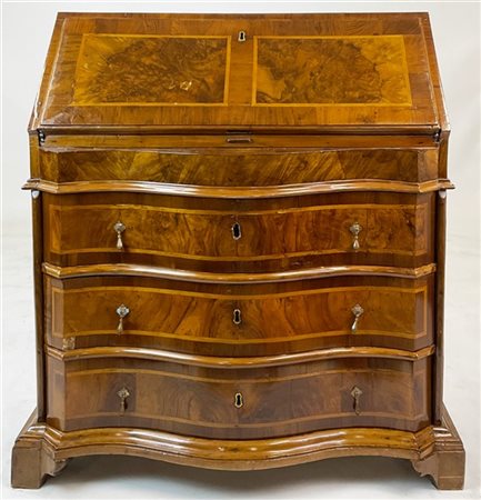 Antica ribalta lastronata e filettata in legni vari, fronte mosso a tre cassett