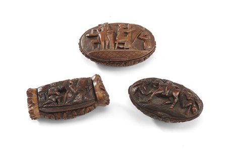 Arte del secolo XIX. Lotto composto da tre noci intagliate raffiguranti scene d