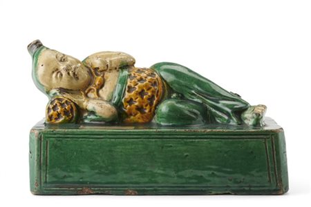 Figura maschile distesa su un letto in ceramica invetriata sancai (lievi difett