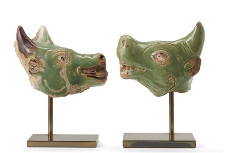 Lotto composto da due teste di animali in ceramica invetriata verde (difetti)
C