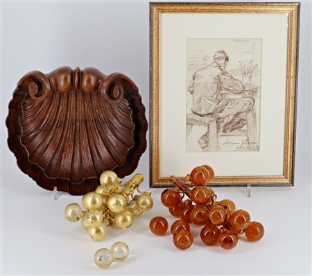 Lotto composto da una conchiglia in legno intagliato, due grappoli d'uva in vet