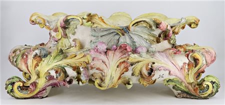 Fioriera in ceramica decorata in policromia a volute fogliate, secolo XX. (cm 7