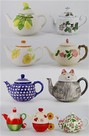 Lotto composto da numerose teiere in ceramica dipinta in policromia con decori