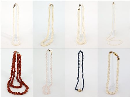 Lotto composto da due collane in ambra, una collana in lapislazzulo, una collan