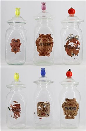 Lotto composto da sei antichi vasi da farmacia in vetro incolore con iscrizione