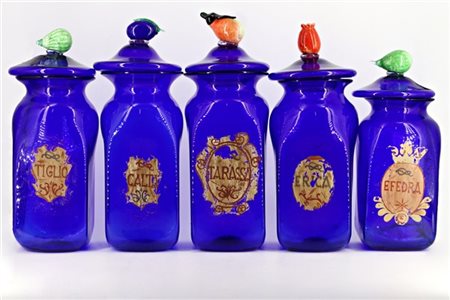 Lotto composto da cinque antichi vasi da farmacia in vetro blu con iscrizione d