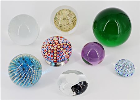 Lotto composto da otto diversi presse-papier in vetro di decori e misure divers