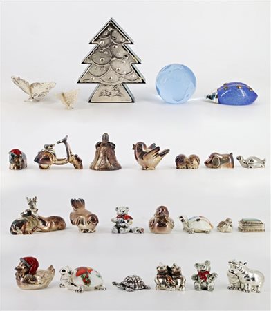 Manifatture differenti. Lotto composto da numerosi oggetti in metallo argentato