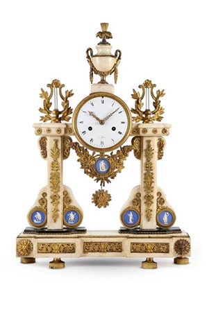 Pendola in bronzo dorato e marmo con applicazioni Wedgwood. Quadrante in smalto