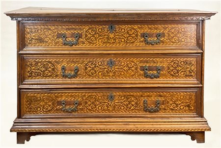 Canterano in noce intarsiato in legni vari con fronte a tre cassetti dei quali