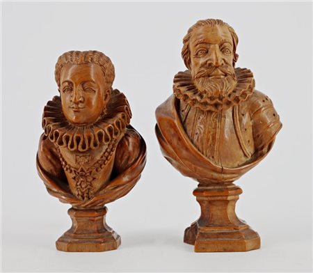Arte del secolo XIX. Due piccoli busti di regnanti in legno intagliato (h. max