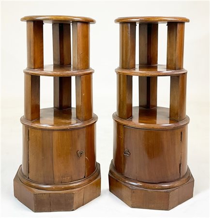 Coppia di mobiletti da centro a colonna con doppio ripiano a giorno e anta fron