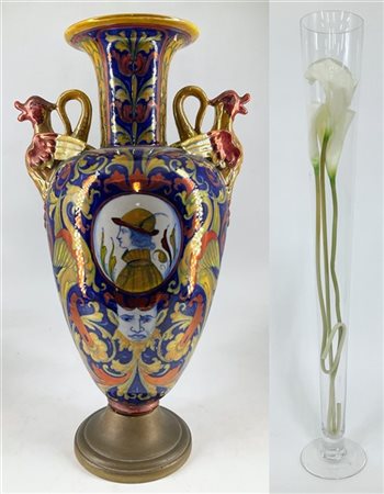 Lotto composto da un vaso biansato in ceramica policroma decorata a lustro (Gua