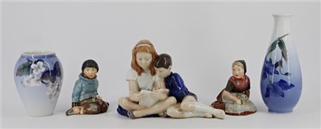 Manifattura Royal Copenhagen. Lotto composto da due vasetti ed un gruppo con fa