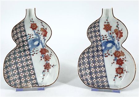 Lotto composto di due piattini a forma di zucca in porcellana policroma
Giappon