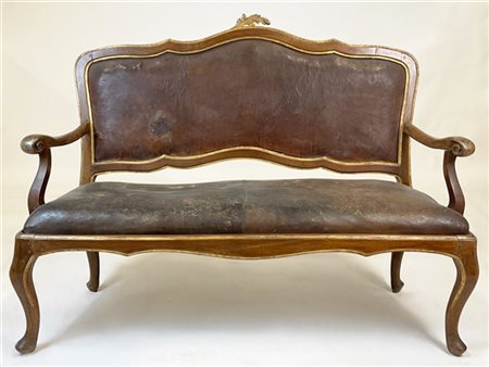 Divano a due posti in noce intagliato con bordure scanalate e dorate, seduta e