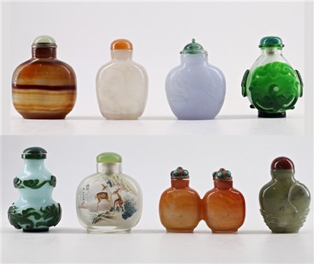 Lotto composto di otto snuff bottles in vetro e pietra dura 
Cina, secolo XX
(h