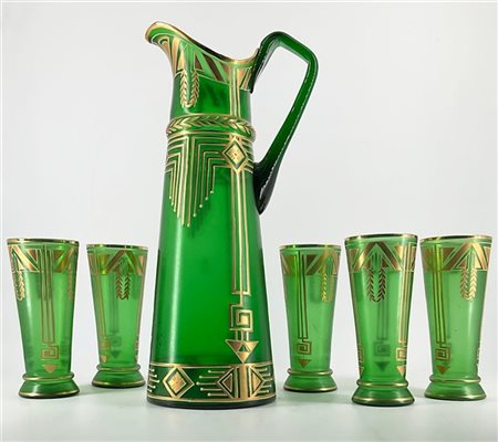 Servizio da bibita in vetro verde decorato in oro e smalto bianco.Composto da u