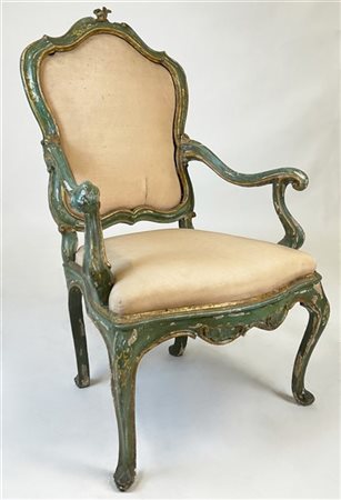 Poltrona di forma mossa in legno intagliato e laccato verde con profili e decor