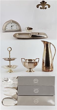 Lotto composto da numerosi oggetti diversi in metallo argentato, in un cartone