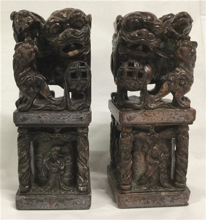 Coppia di sigilli in pietra saponaria sormontati da Cane di pho decorati alle b