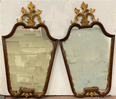 Coppia di specchiere con cornici in legno e cimase applicate in legno intagliat