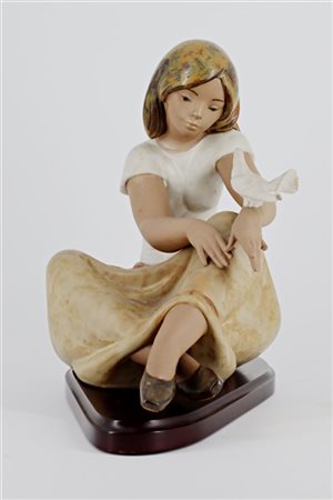 Manifattura Lladrò. Gruppo in porcellana policroma raffigurante fanciulla con c