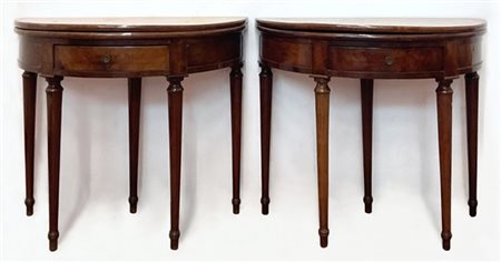 Coppia di tavoli da gioco a demi-lune con piani lastronati in noce apribili e c