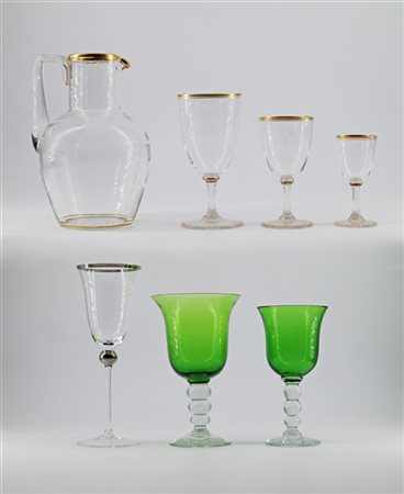 Lotto composto da diversi parti di servizi di bicchieri in vetro. In un cartone