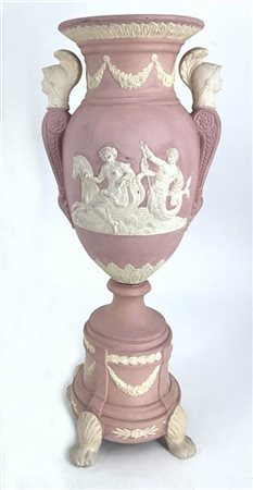 Vaso biansato in biscuit dipinto in monocromo rosa, anse in forma di teste con