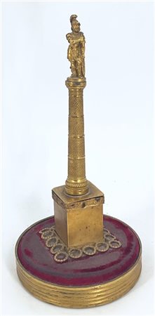 Calamaio in metallo e bronzo dorato a forma di colonna su plinto sormontata da