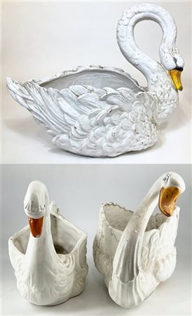 Lotto composto da tre portavaso a forma di cigno in ceramica policroma di misur