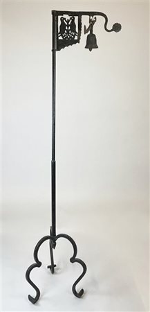 Campanello da esterno in ferro battuto con fusto poggiante su base tripode e at