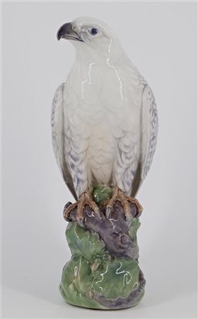 Manifattura Royal Copenhagen. Figura di rapace su roccia in porcellana policrom