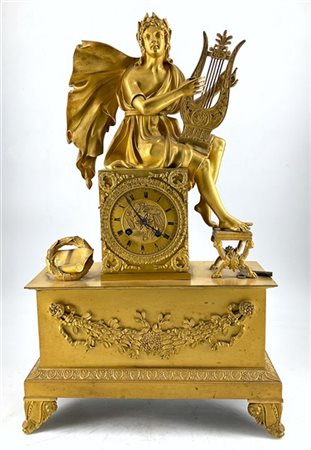 Pendola in bronzo dorato a soggetto allegorico.
Cassa a plinto decorato da fest