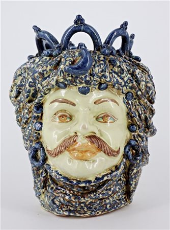 Manifattura di Caltagirone, secolo XX. Vaso a forma di testa di moro in maiolic