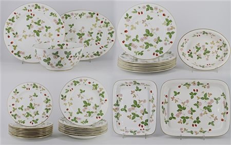 Manifattura di Wedgwood, modello Wild Strawberry. Servizio da tavola in porcell