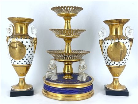 Manifattura del secolo XIX. Lotto composto da un'alzata a tre ripiani in porcel