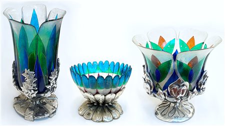 Lotto composto da tre diversi vasi in vetro policromo