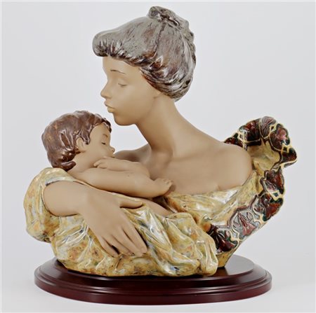 Manifattura Lladrò. Gruppo in porcellana policroma raffigurante una maternità.