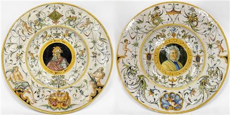 Manifattura del secolo XX. Coppia di grandi piatti da parete in maiolica policr