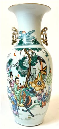 Vaso in porcellana policroma decorato con personaggi e scritte
Cina, secolo XX