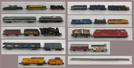 Lotto composto da numerosi modellini di trenino in materiali vari. In due carto