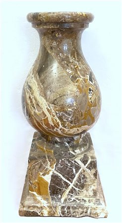 Colonna piriforme su base a plinto in breccia (h. cm 71) (difetti e restauri)