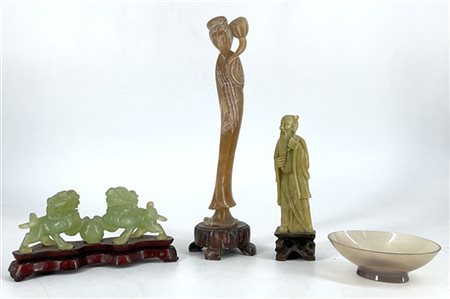 Lotto composto di due figure in pietra saponaria, due cani di pho in pietra dur